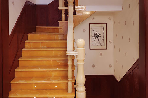 肥东中式别墅室内汉白玉石楼梯的定制安装装饰效果